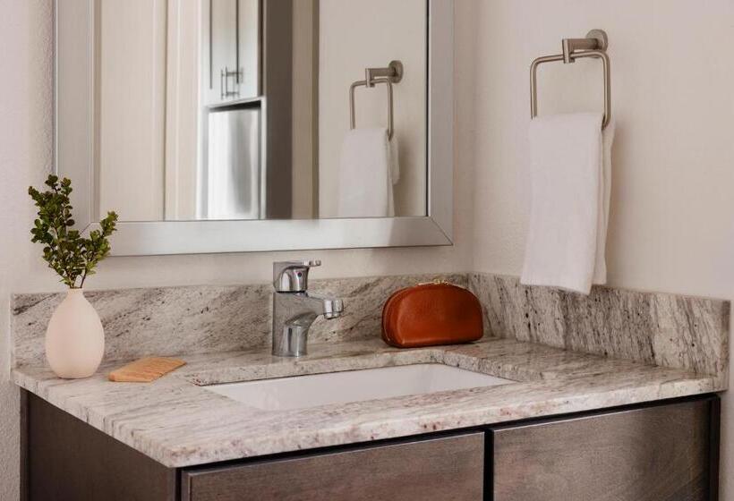 Standard-studio, Sonder At East 5th