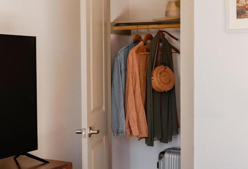 Standard-studio, Sonder At East 5th