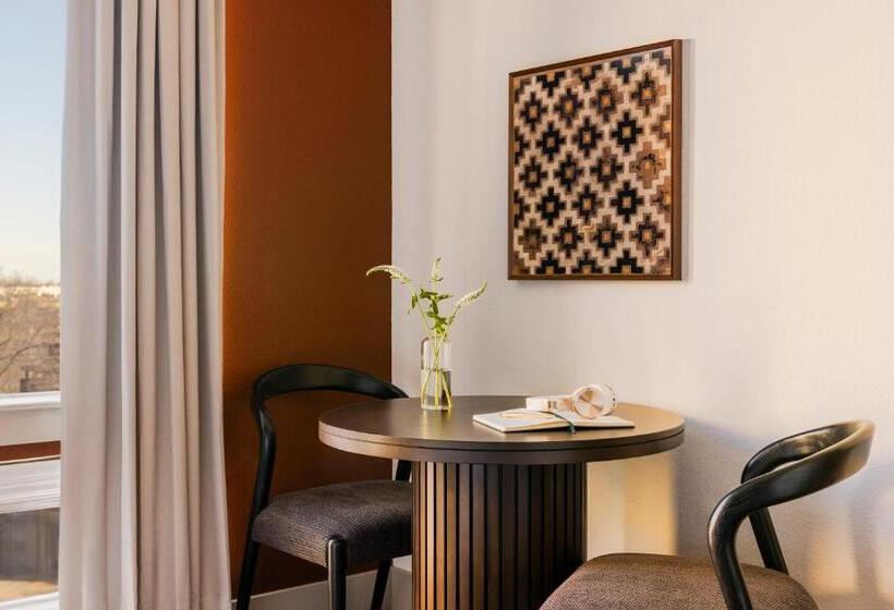 Standard-studio, Sonder At East 5th