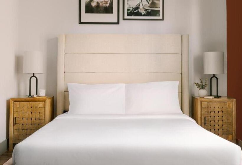 Standard-studio, Sonder At East 5th