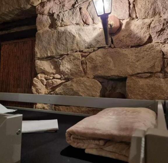 共用房间的床, Au Village