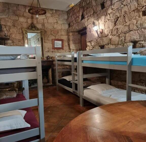 共用房间的床, Au Village