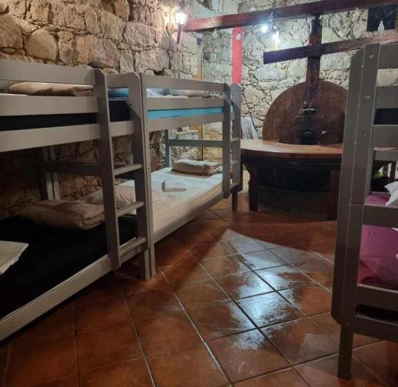 共用房间的床, Au Village