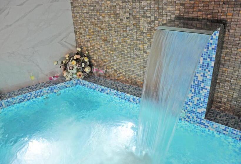 غرفة قياسية مزوَّدة بشُرفة, Grand Hotel Gagra