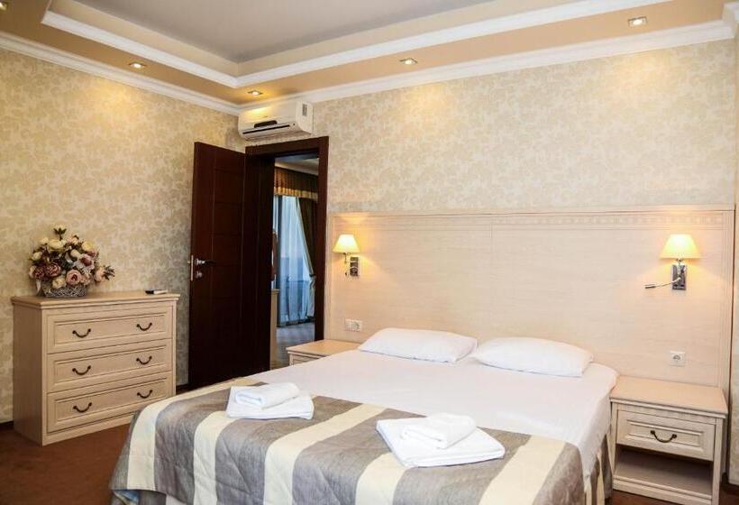 جناح مزوَّد بشرفة, Grand Hotel Gagra