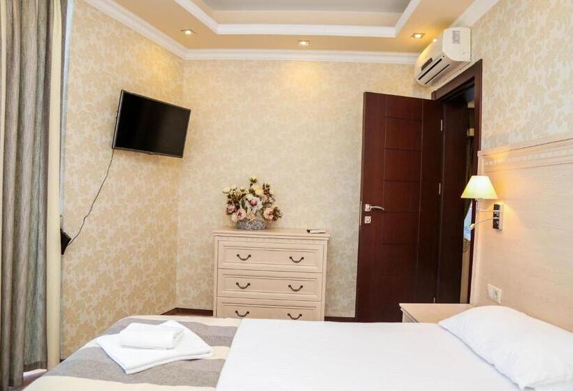 جناح مزوَّد بشرفة, Grand Hotel Gagra