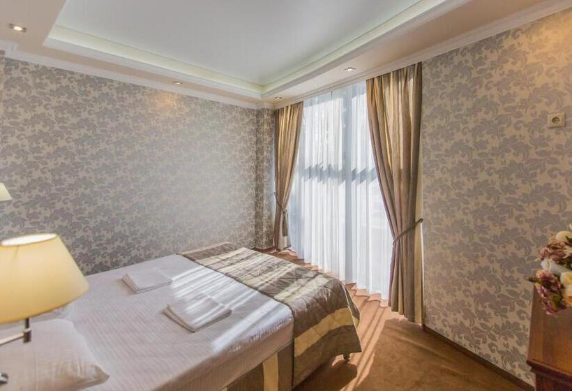 جناح, Grand Hotel Gagra