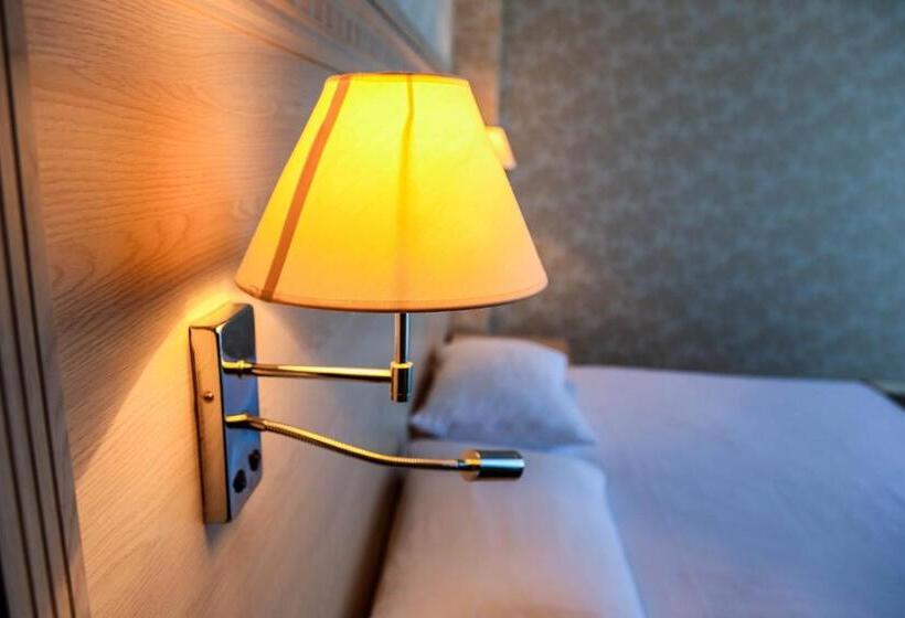 جناح, Grand Hotel Gagra