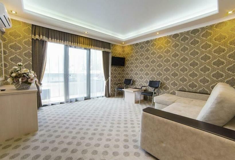 جناح مزوَّد بشرفة, Grand Hotel Gagra