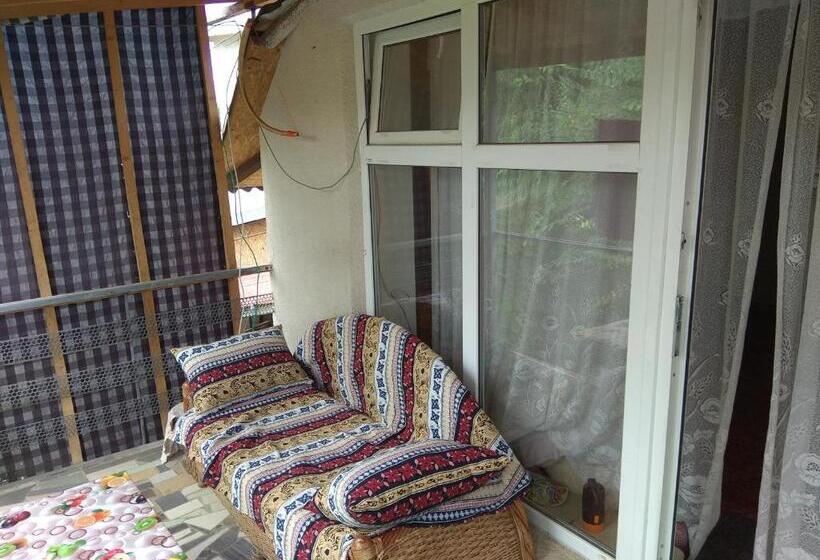 اتاق استاندارد سه تخته با بالکن, Podsolnukhi Guest House