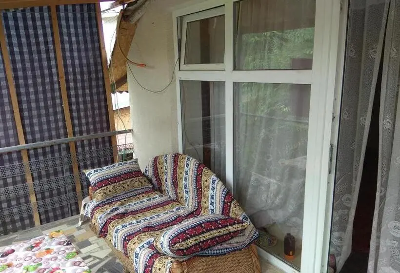 اتاق استاندارد سه تخته با بالکن, Podsolnukhi Guest House