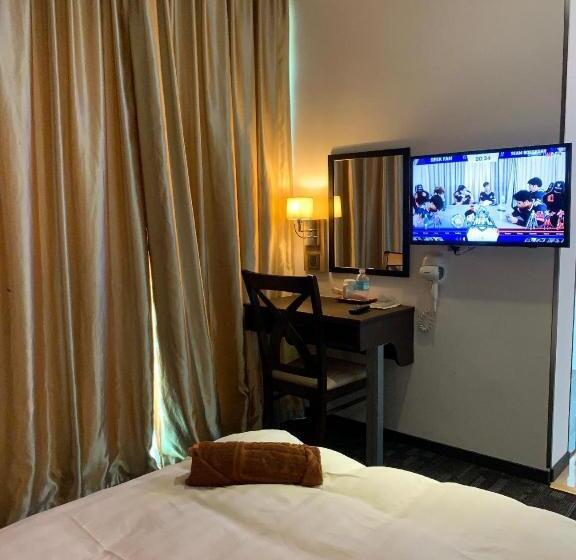 اتاق استاندارد یک نفره, The Room