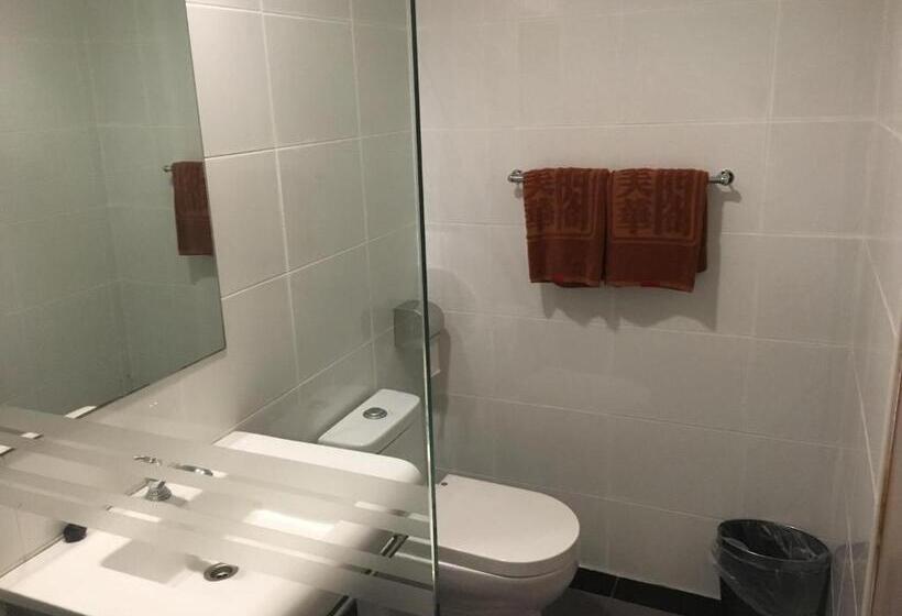 اتاق استاندارد, The Room