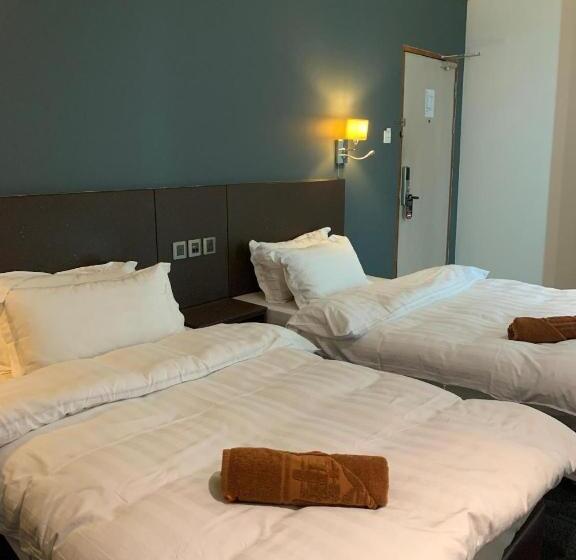 اتاق استاندارد با چشم‌انداز شهر, The Room