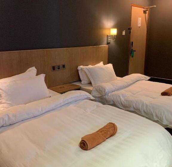 اتاق استاندارد با چشم‌انداز شهر, The Room