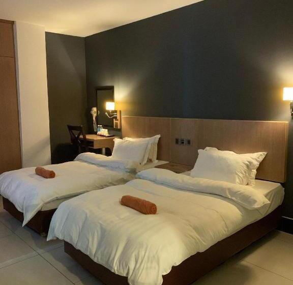 اتاق استاندارد با چشم‌انداز شهر, The Room