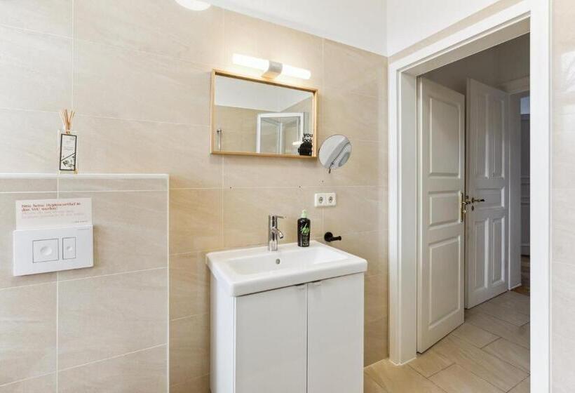 2 Bedroom Suite with Balcony, Limehome Dresden Antonstraße