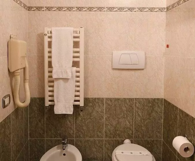 Pokój Standard Trzyosobowy, Cavour