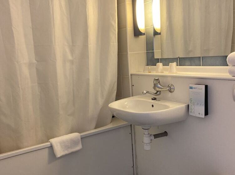 ダブルベッドスタンダードルーム, Kyriad Direct Marseille Est  La Valentine