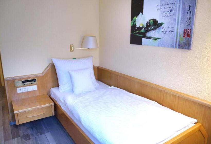 Quarto standart individual, Andrea