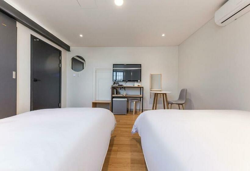 デラックストリプルルーム, 1962 Business Hotel Chuncheon Branch