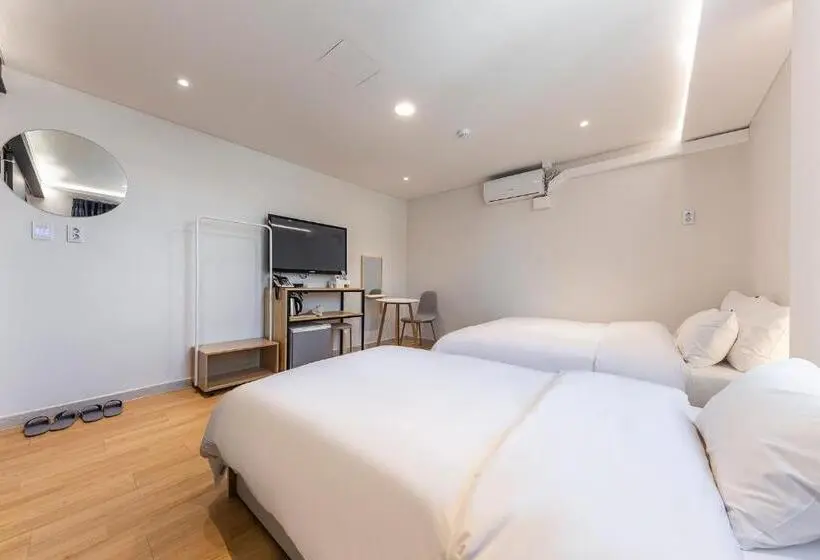 デラックストリプルルーム, 1962 Business Hotel Chuncheon Branch