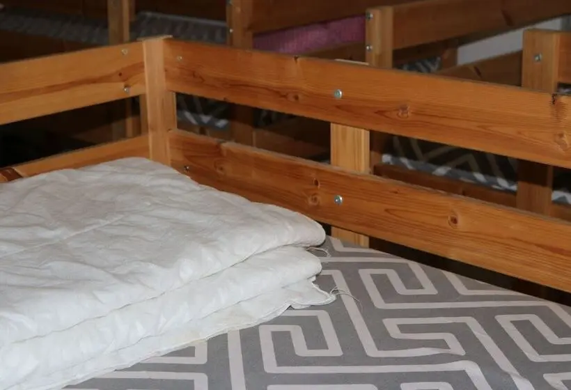 تختخواب در اتاق مشترک, Costas Hostel Action 2