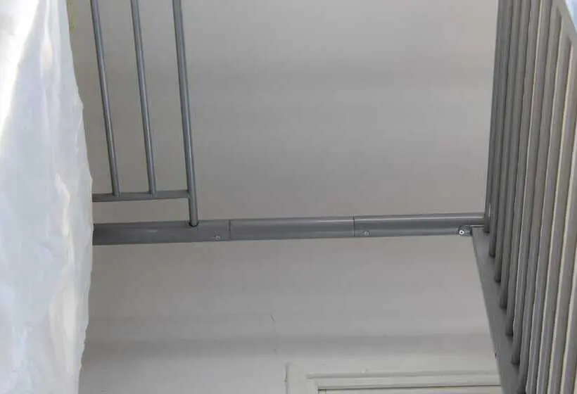 تختخواب در اتاق مشترک, Costas Hostel Action 2