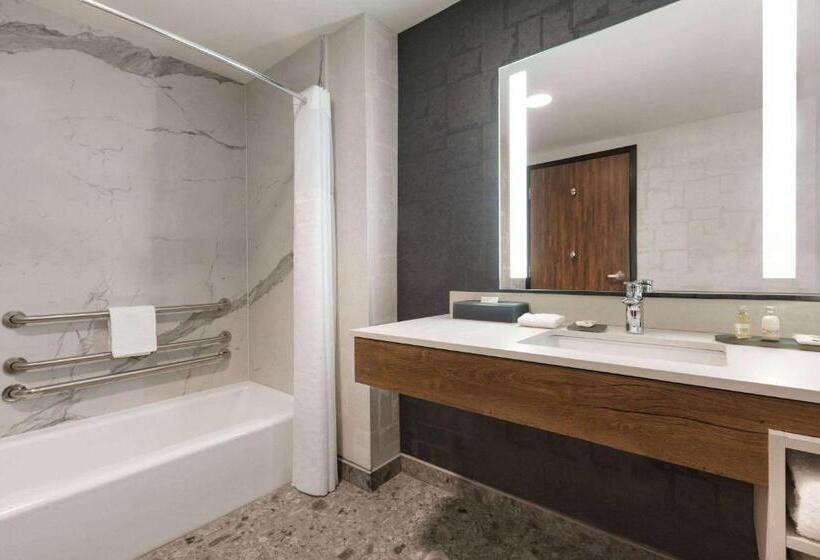 غرفة قياسية سرير كينج لذوى الإحتياجات الخاصة, La Quinta Inn & Suites By Wyndham Santa Rosa Sonoma