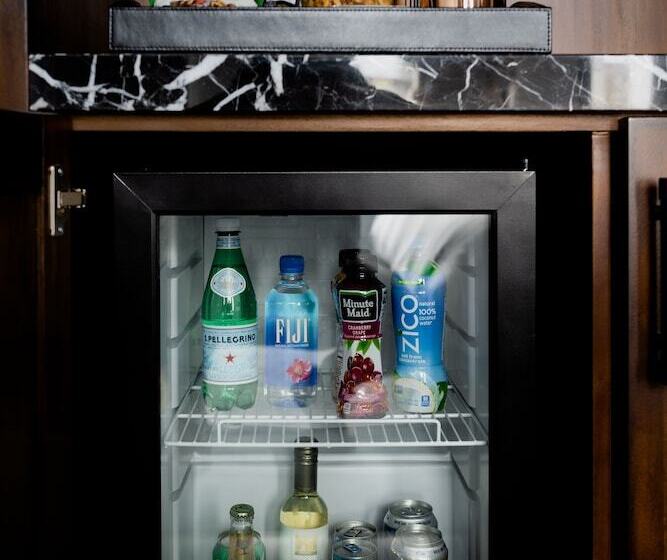 Номер Deluxe, Surety