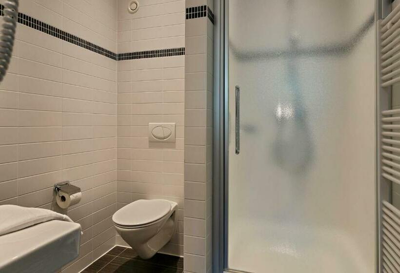 חדר משפחתי מקשר, Astoria