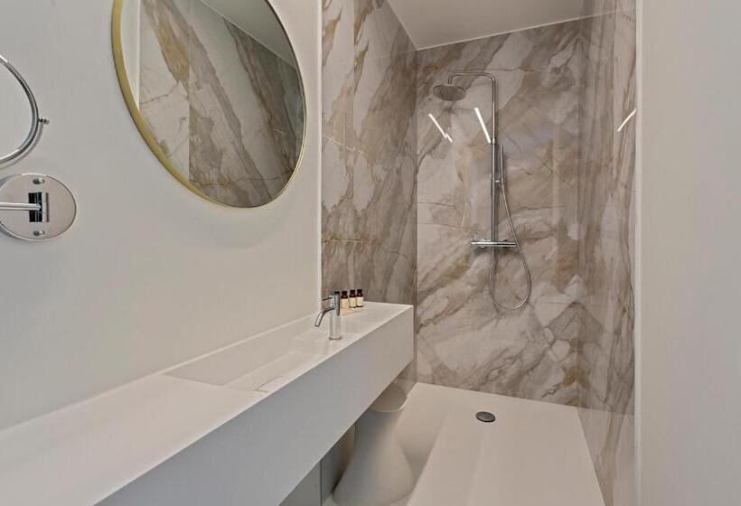 חדר משפחתי מקשר, Astoria