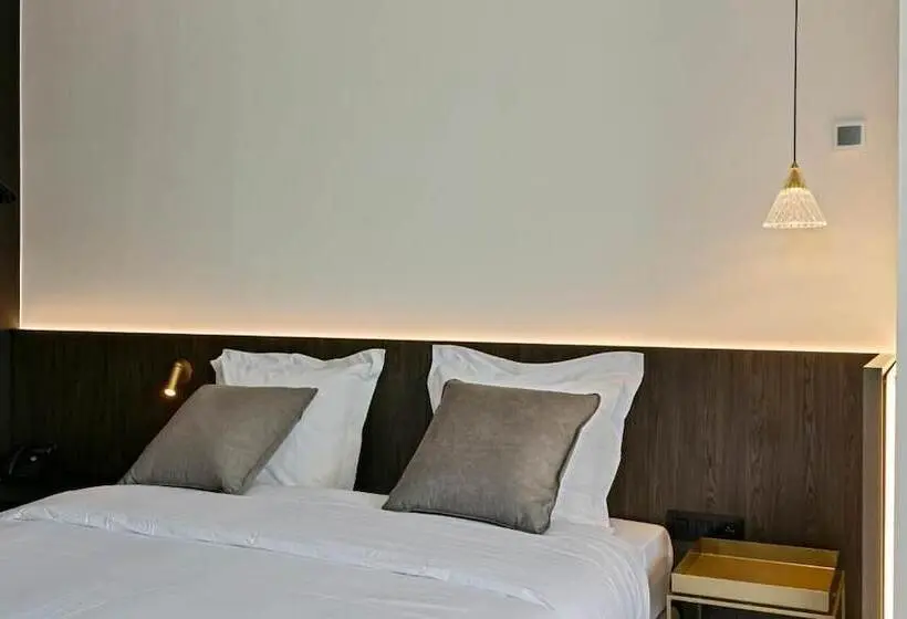 اتاق لوکس, Astoria