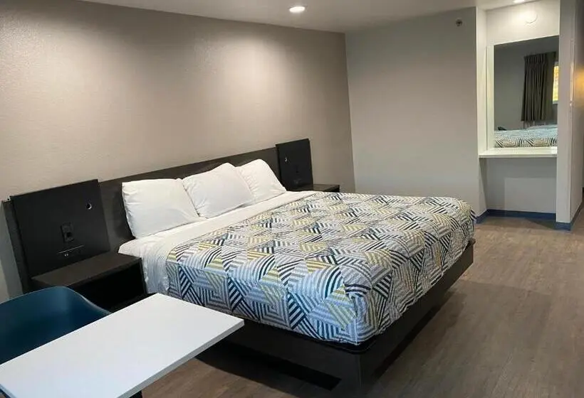 اتاق استاندارد با تخت بزرگ برای معلولان, Motel 6 Bullhead City, Az  Laughlin