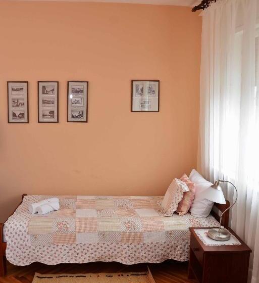 اتاق استاندارد سه نفره, Sobe Gajić Sremski Karlovci