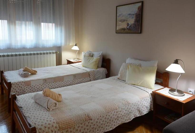 اتاق استاندارد سه نفره, Sobe Gajić Sremski Karlovci