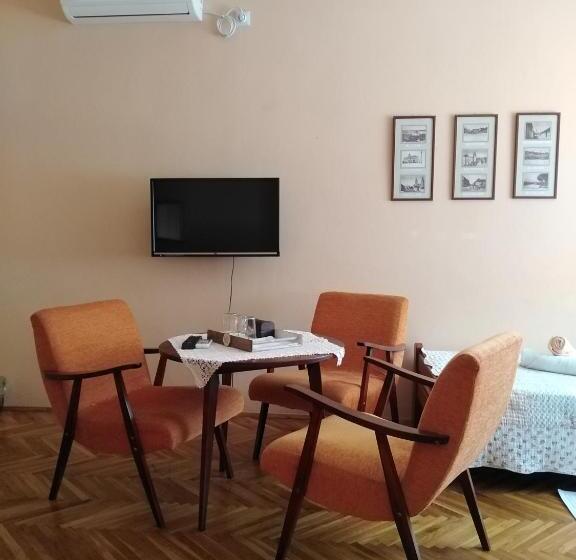 اتاق استاندارد سه نفره, Sobe Gajić Sremski Karlovci