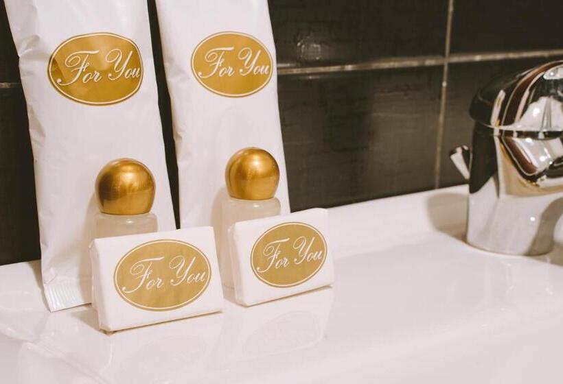 Economy Quadruple Room, La Petite Maison