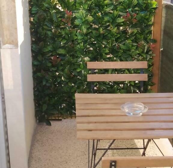 اتاق استاندارد با بالکن, Linda S Guest House