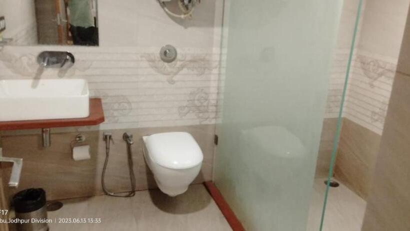 Трехместный Номер Deluxe, Hari Niwas   A Boutique Garden Resort Mount Abu