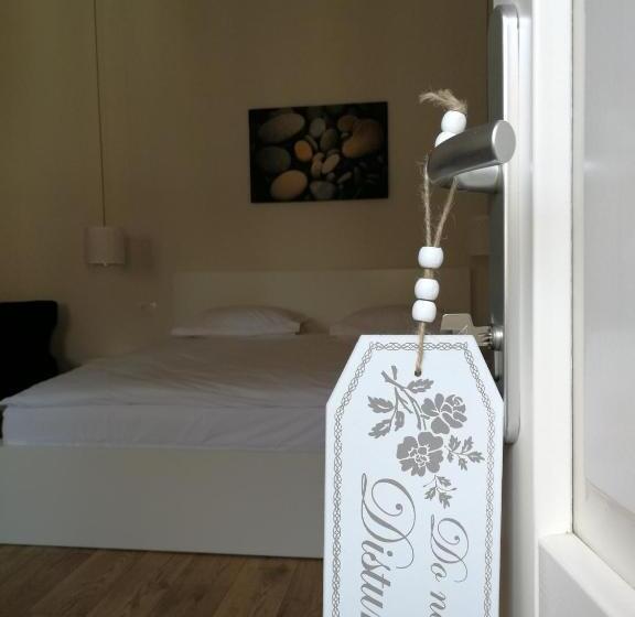 Номер Deluxe, Jules Home