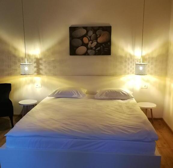 Номер Deluxe, Jules Home