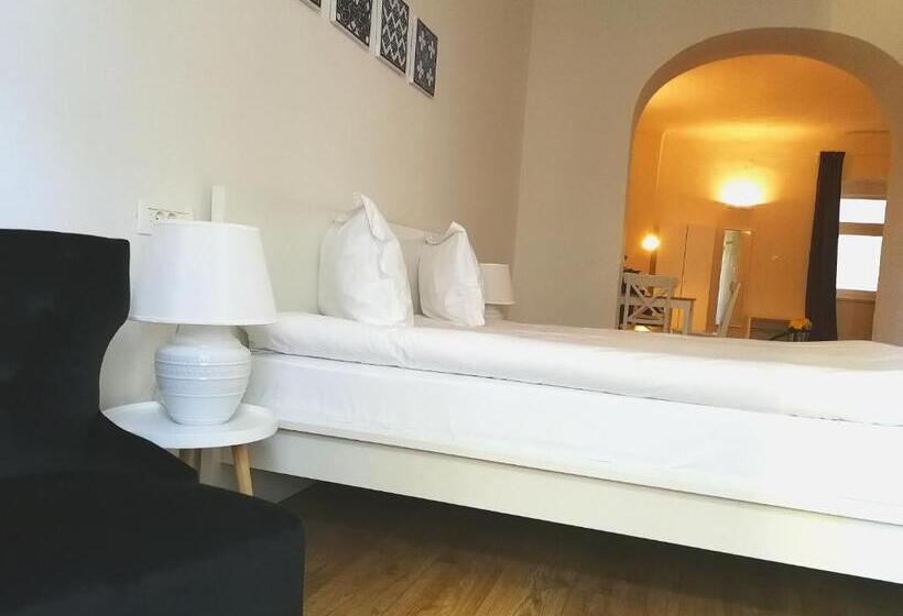 اتاق لوکس خانوادگی, Jules Home