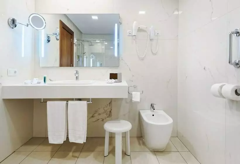 اتاق استاندارد با چشمانداز دریا, Bull Reina Isabel & Spa