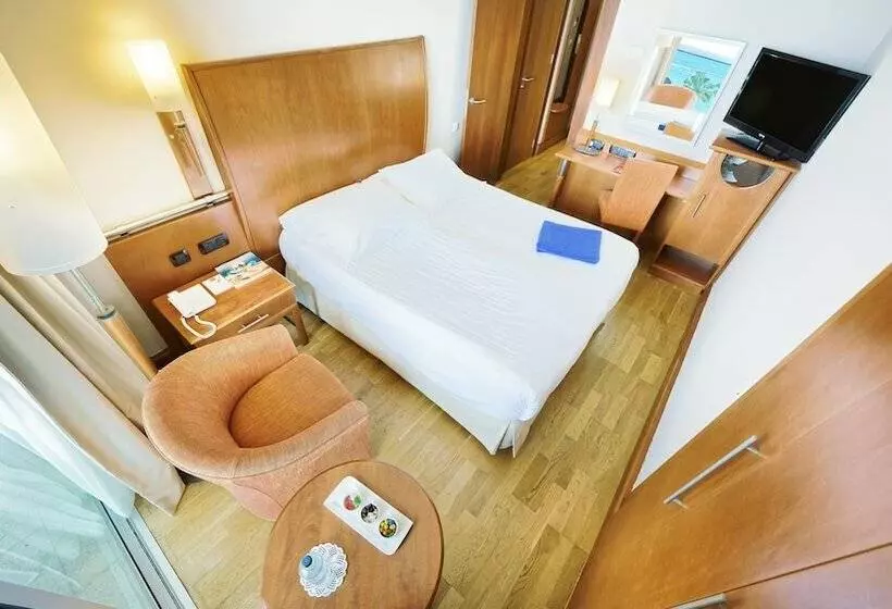 اتاق استاندارد یک نفره, Bull Reina Isabel & Spa