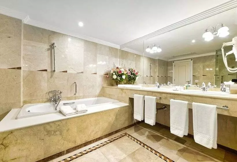 سوییت با چشمانداز دریا, Bull Reina Isabel & Spa
