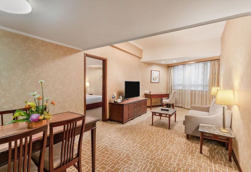 سوییت لوکس, Century Plaza