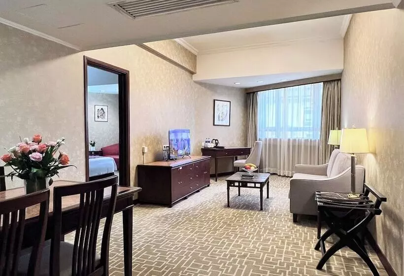 سوییت لوکس, Century Plaza