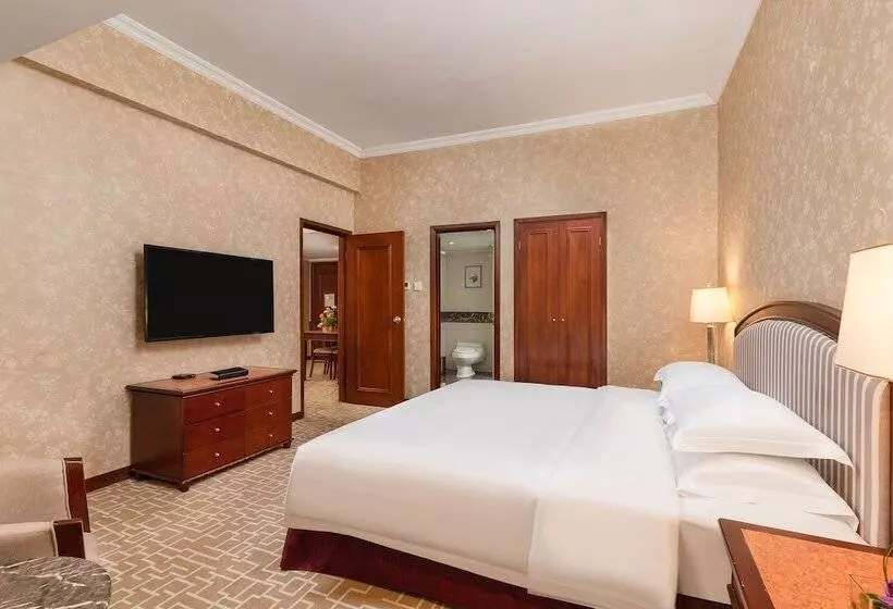 سوییت لوکس, Century Plaza
