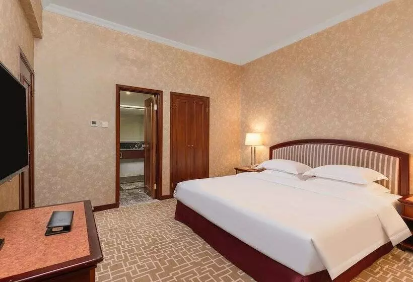سوییت لوکس, Century Plaza